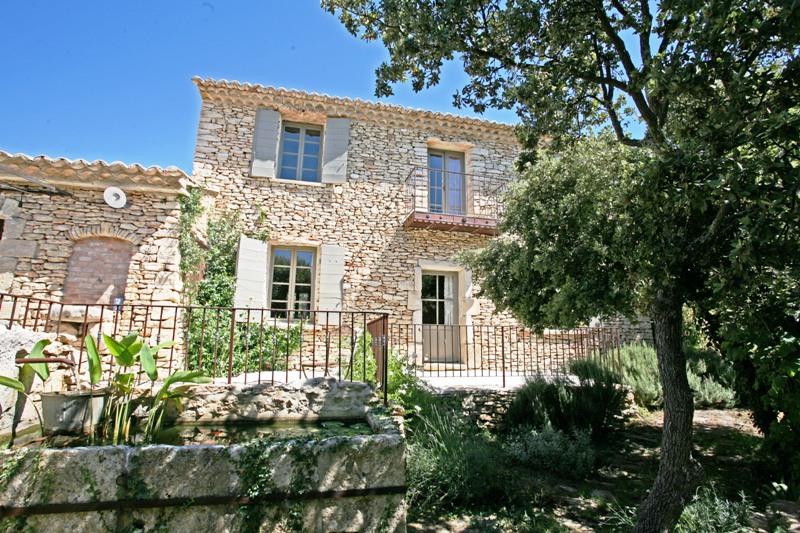 Maison en pierre en Luberon avec annexes et piscine